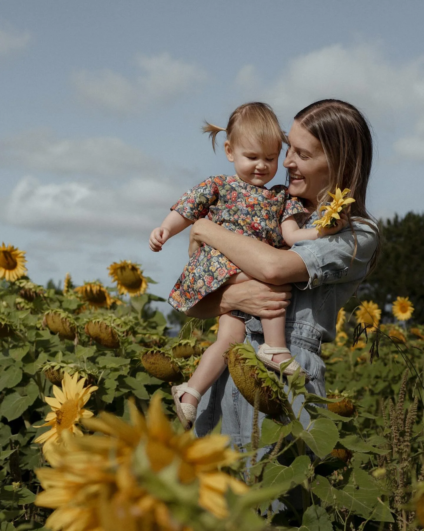 Soaking up the last of the summer sun at the @majuravalleyfarmgate sunflower maze with my girl. 🌻 

#laurencampbell #sunflowermaze #majurafarmgate #visitcanberra #cbr #summervibes #canberraphotographer #canberrafamilyphotographer #canberralifestylep