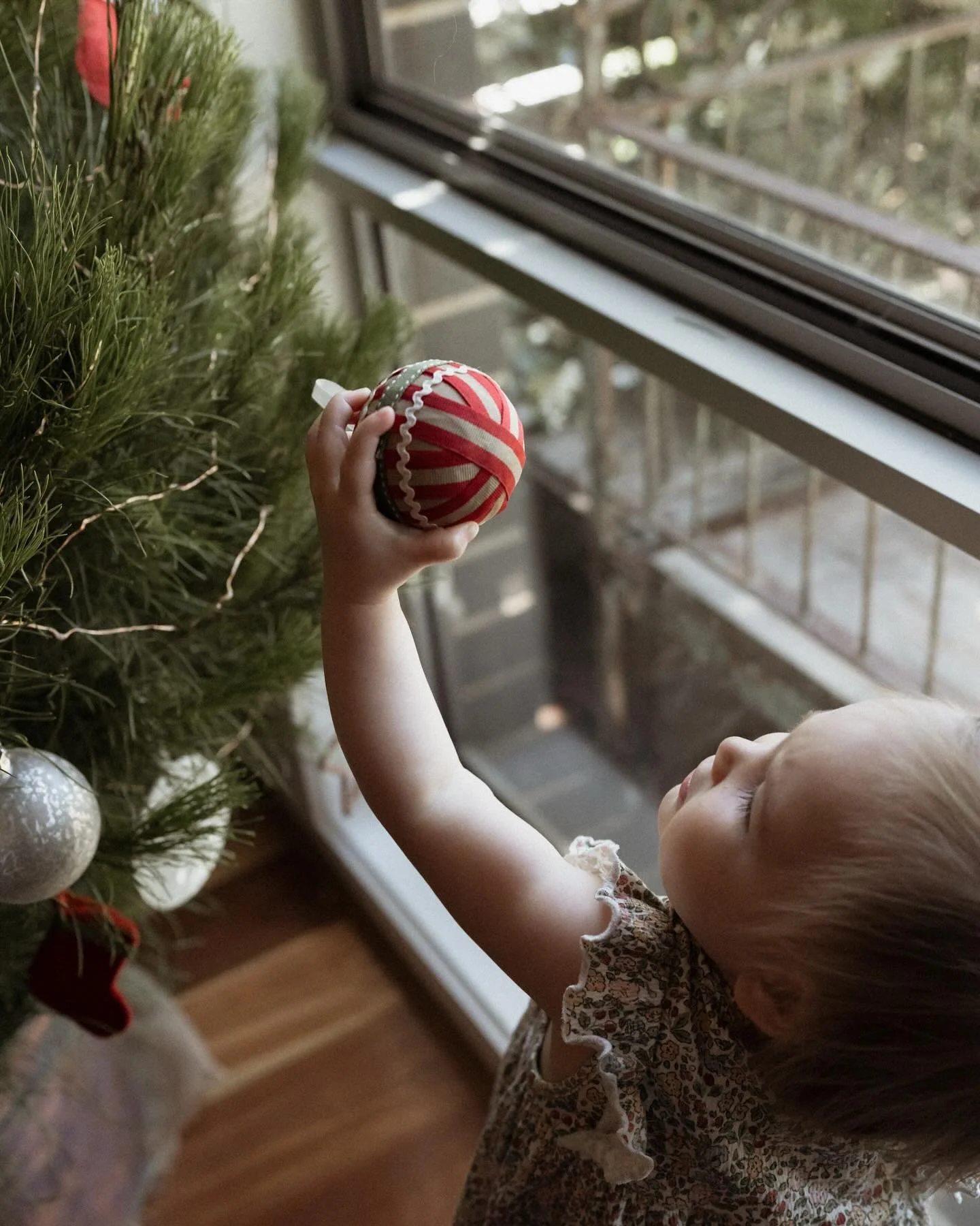 When Orla met Santa. 🎅🏻 Thanks to my gorgeous friend @_________lauren AKA @laurelandlace for inviting us around to play under her tree and for her dad (Santa) for playing the special part for us!  Such core memories! 🎅🏻🎄

#santa #christmas2024 #