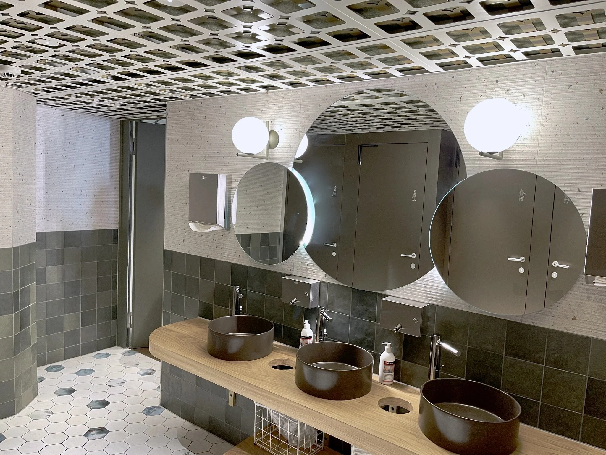 Florian Studer Innenarchitekt Unisex WC Schweiz Restaurant Weisses Schloss Luzern.jpeg