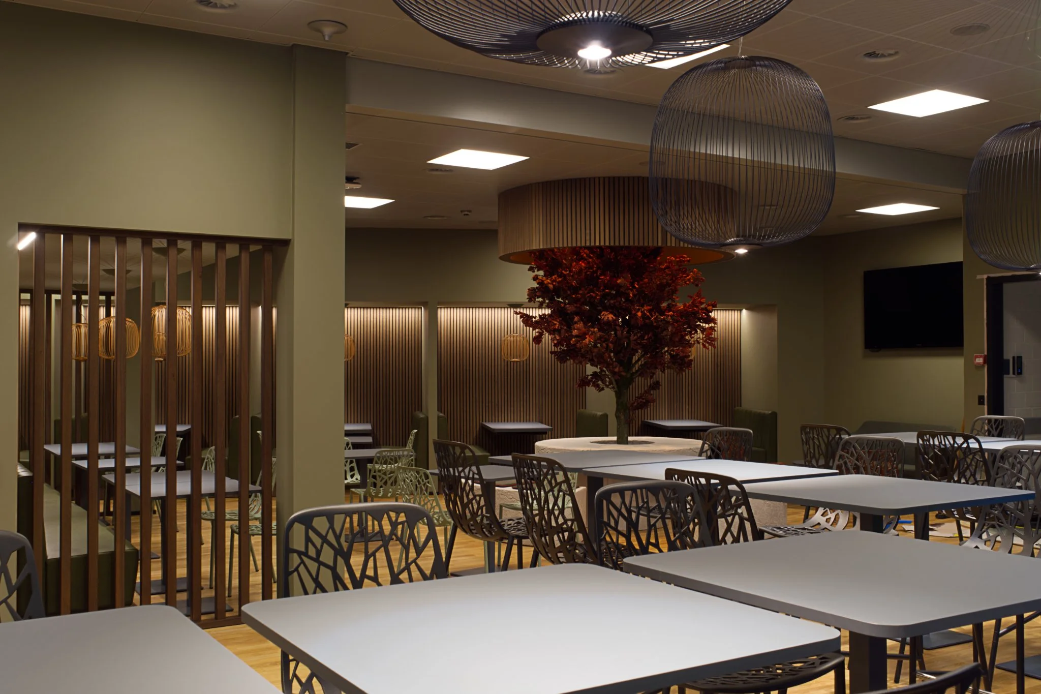 Florian_Studer_Innen_Architektur_Innearchitekt_Schweiz_Hotel_Dolder_Zürich_Gastronomie_Restaurant_Hochtisch_Baum_240308.jpg