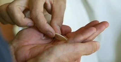 communion in the hand.jpg