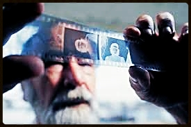 Korda with his Negative of Che Guevara.