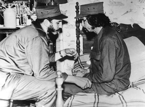 Fidel giving Che orders to take Santa Clara..... Perfecto Romero