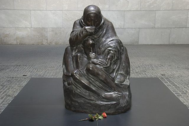 Käthe Kollwitz: Mother with her Dead Son, 1937