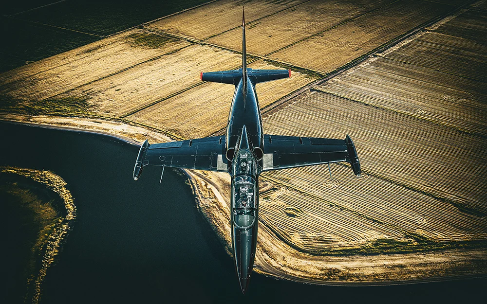 Schneider Productions teamed up with famed advertising photographer Blair Bunting to recreate the famous Top Gun moment: the cockpit to cockpit photo . 