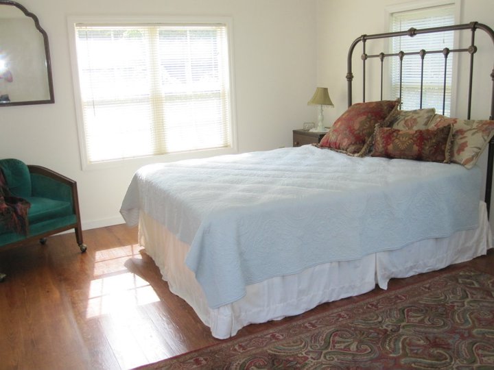 Bedroom with Queen Size Bed