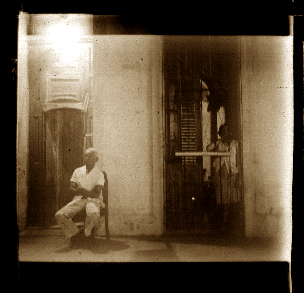 3-Old man seating. La Habana. !980.jpg