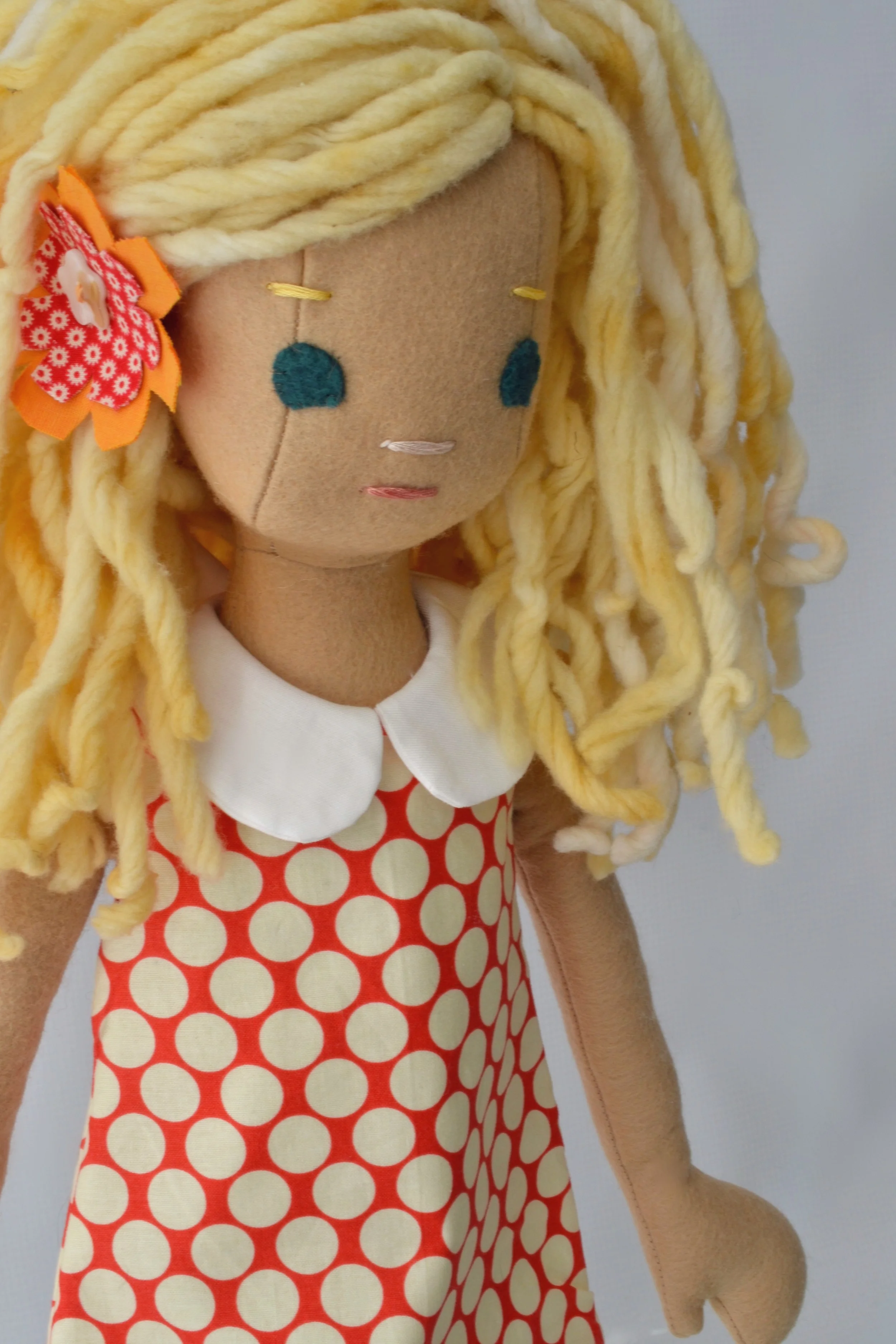Blond Curly Hair Phoebe 34PM.jpg