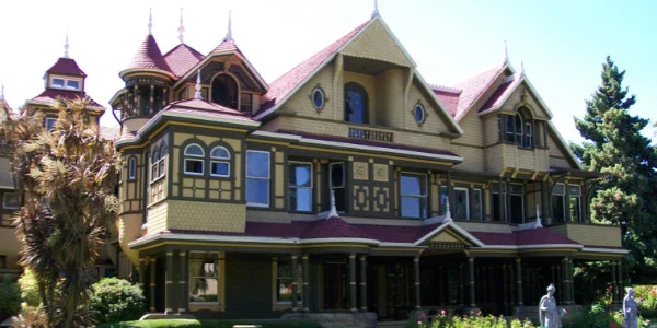 Source // thetruthaboutthewinchesterhouse.com