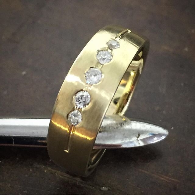 Neu: Umarbeitung 
#ring #gold #diamantring #diamanten #585gold #handmade #umarbeitung #schmuck #goldschmiede #goldschmiedezonnev #badbevensen #germany