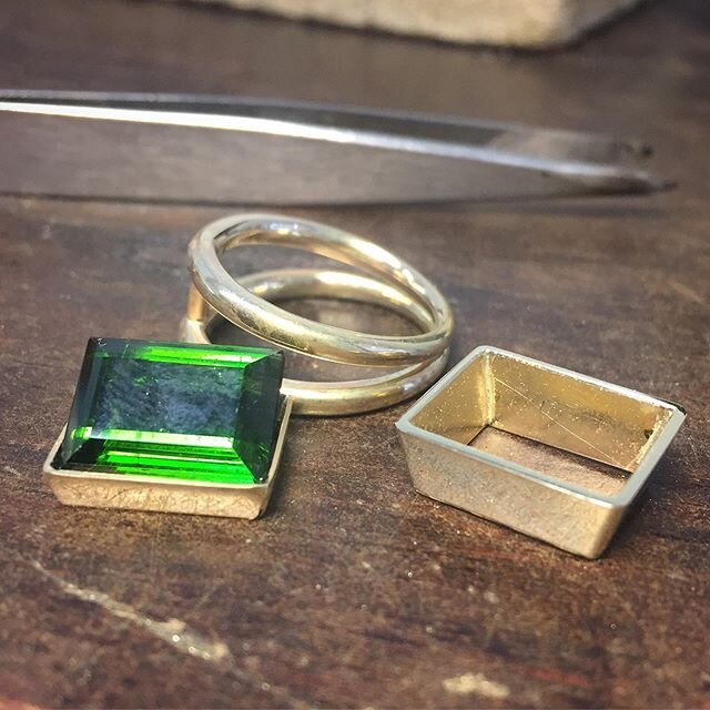 Es geht weiter:
#neu #neuanfertigung #ring #gold #585gold #gelbgold #turmalin #gr&uuml;n #handmade #handarbeit #goldschmiede #goldschmiedezonnev #badbevensen #ebstorf #germany