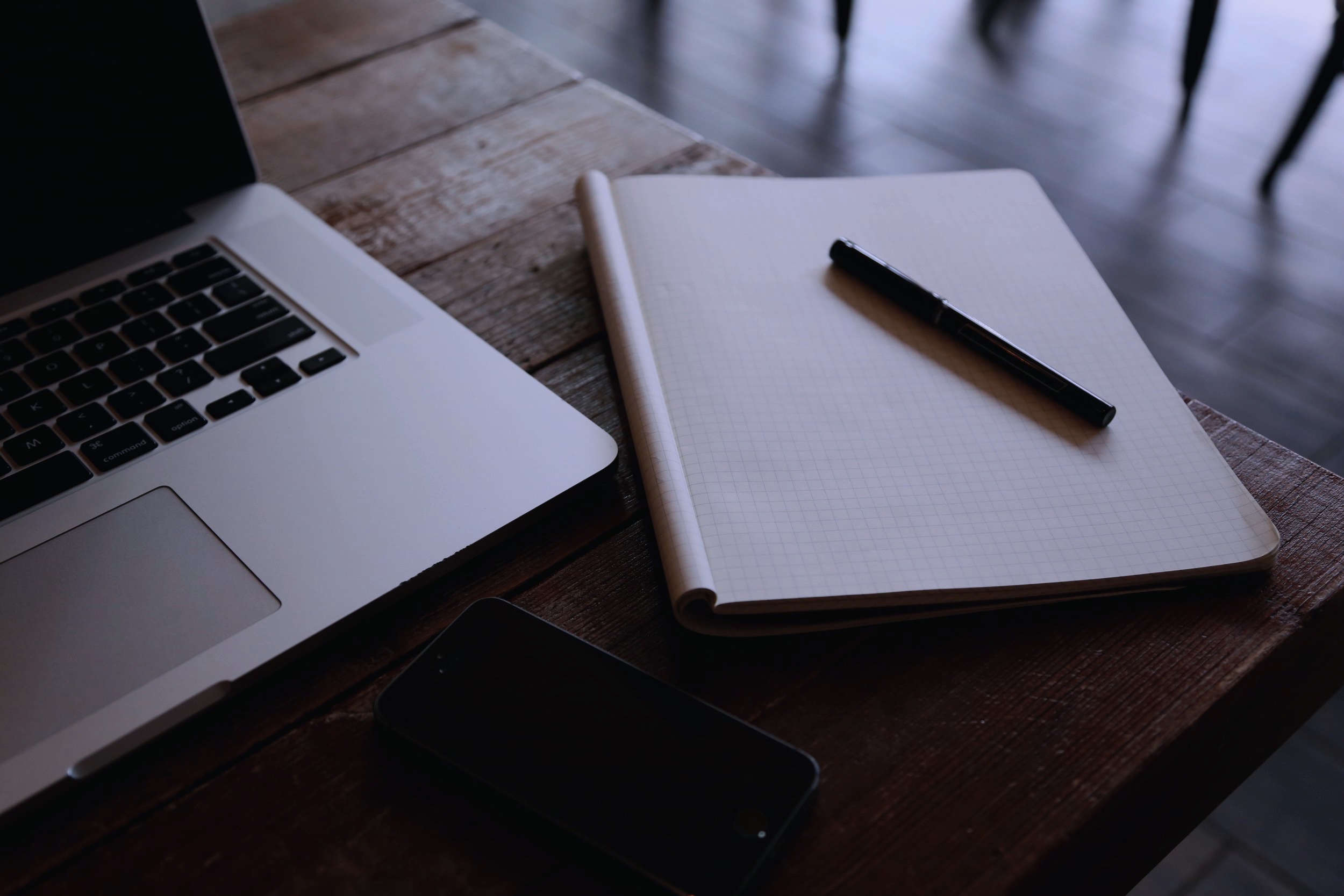 cellphone-desk-iphone-7100.jpg