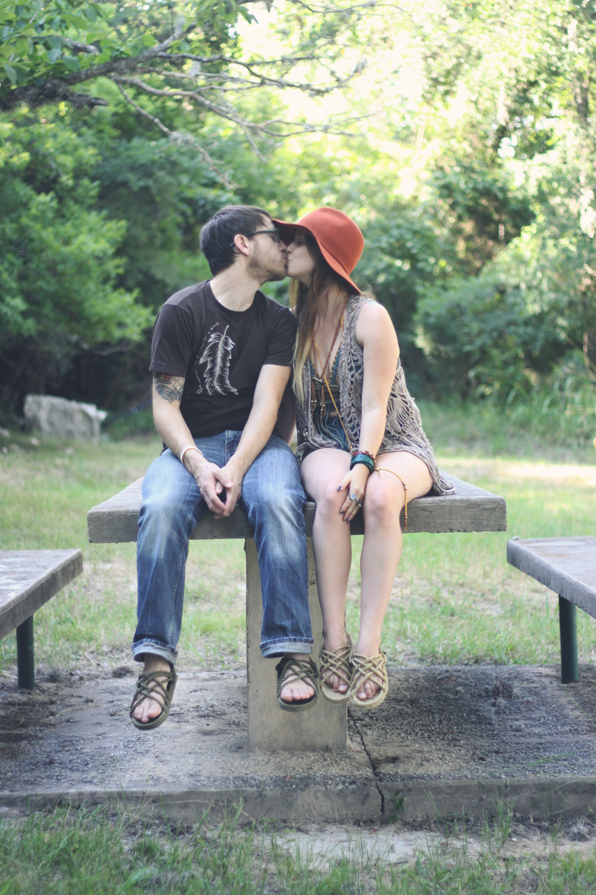 kissing couple.png