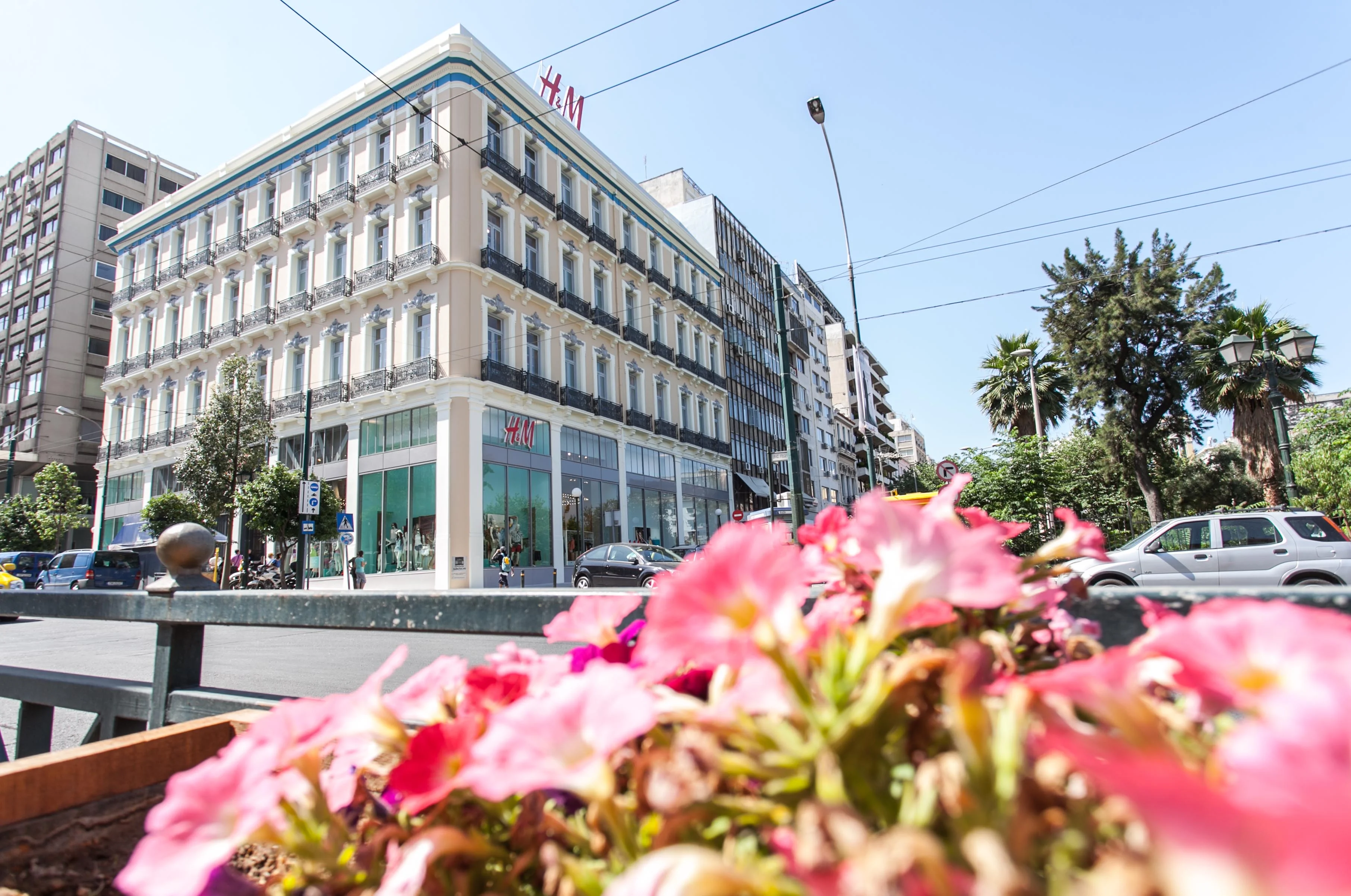 Η Η&Μ με νέο Fashion Spot στον Πειραιά