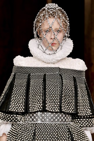 ALEXANDER MCQUEEN FALL/WINTER COLLECTION 2013/2014