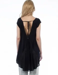   Ασύμμετρη μπλούζα με άνοιγμα στην πλάτη  54,90€   