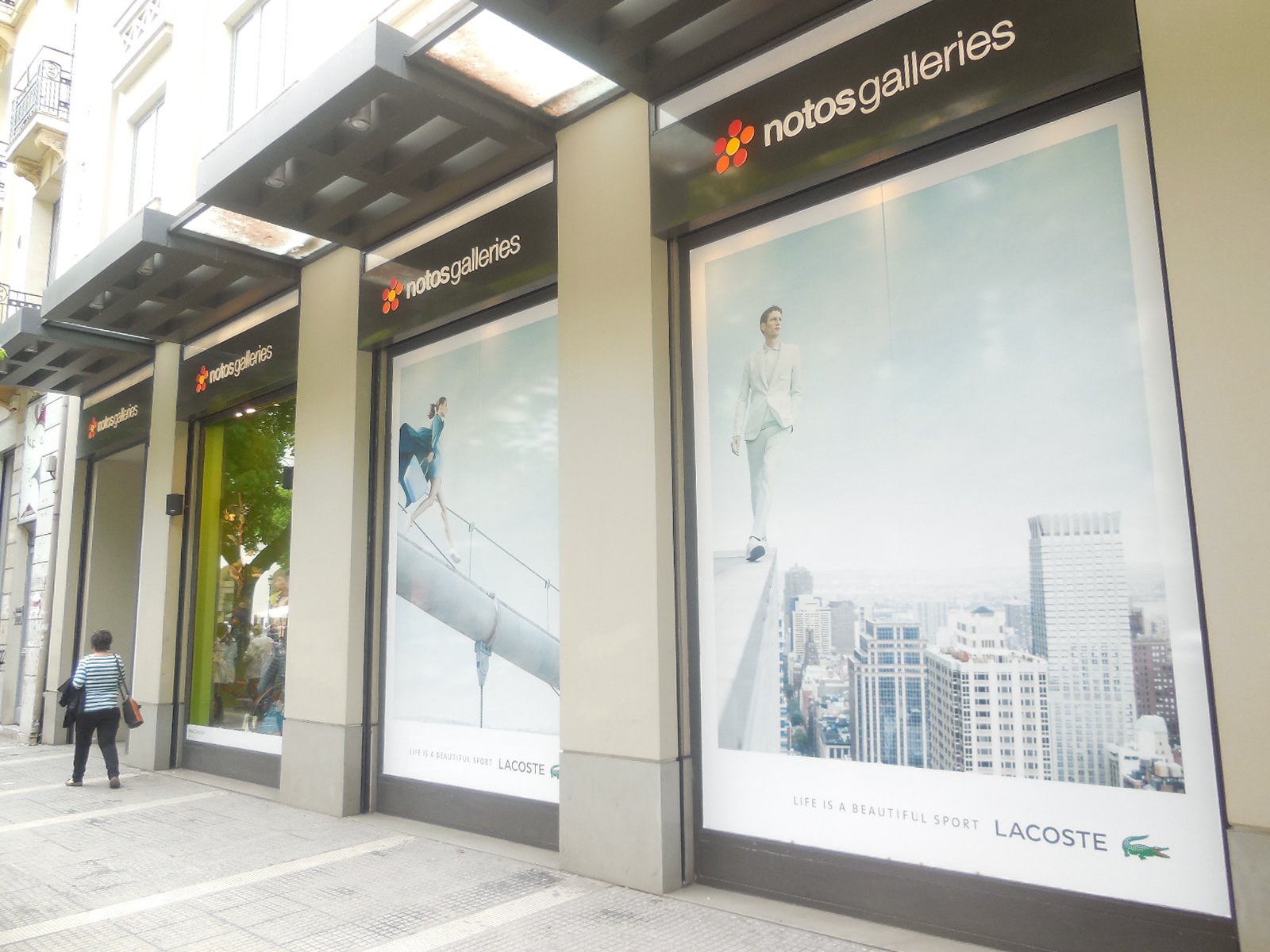 H νέα διαφημιστική καμπάνια της LACOSTE “LIFE IS A BEAUTIFUL SPORT” καταλαμβάνει τις βιτρίνες των πολυκαταστημάτων notosgalleries