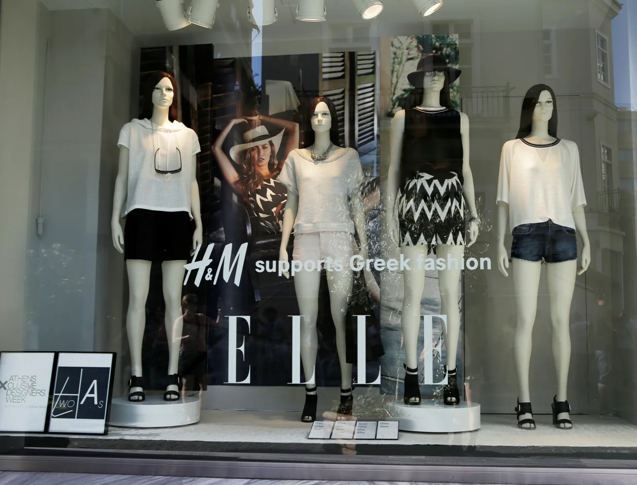 Οι νικητές του βραβείου “ Best Trendsetter” των New Designers Awards της 15ης AXDW, TwoAs στις βιτρίνες της H&M! 