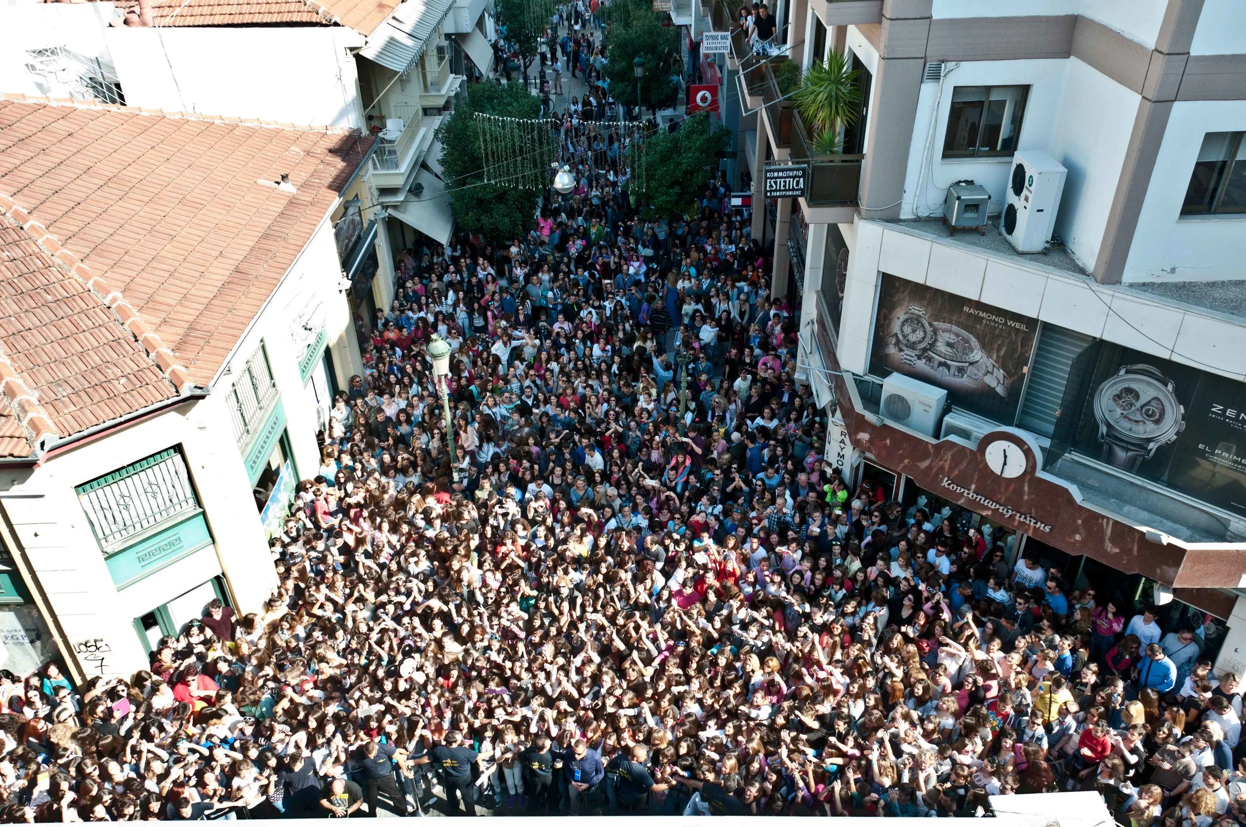 Θερμή υποδοχή στο νέο Η&Μ SPOT στο Βόλο