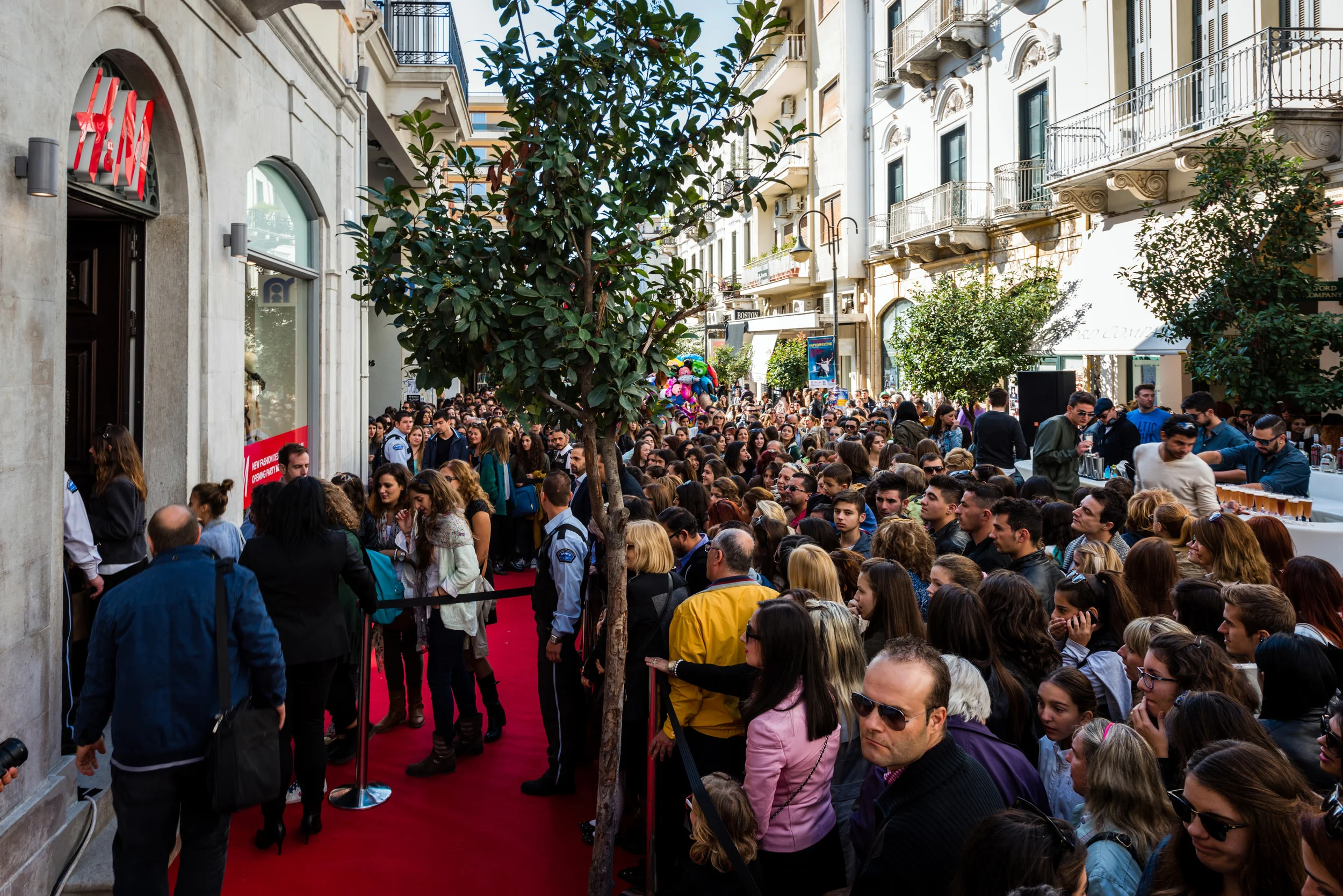 Χιλιάδες κόσμου καλωσόρισε το άνοιγμα του 1ου γυναικείου & ανδρικού Η&Μ καταστήματος στην Πάτρα 