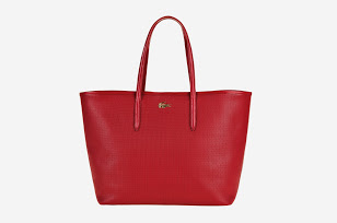 Η LACOSTE γιορτάζει τα Χριστούγεννα με μοναδικές δημιουργίες σε βαθύ ρουμπινί χρώμα!