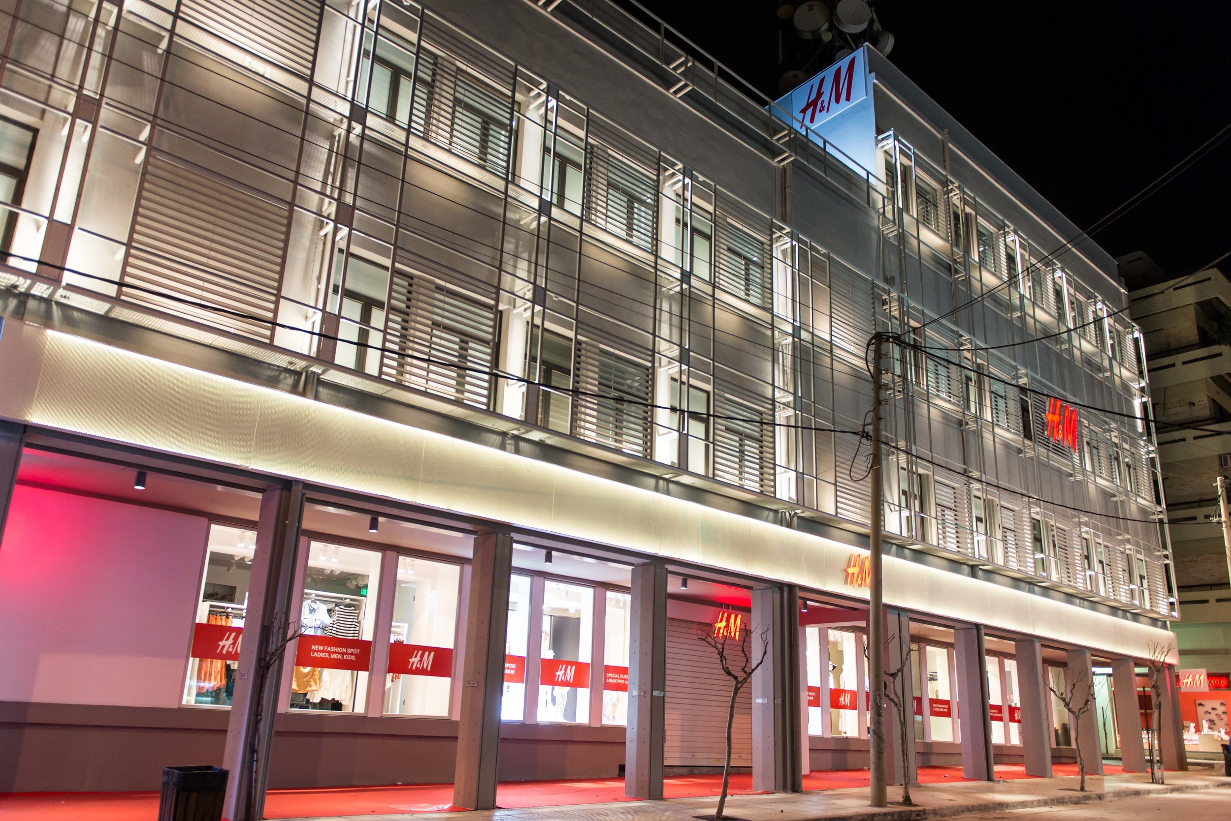 Χιλιάδες κόσμος στο άνοιγμα της H&M στα Χανιά