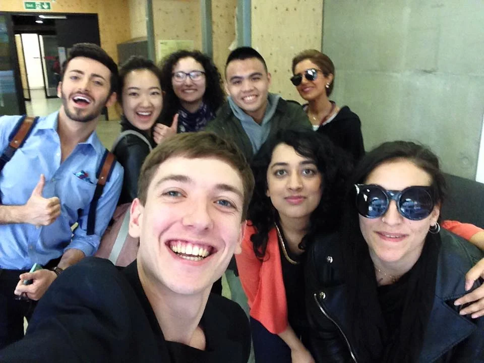 Η νέα σχεδιάστρια Sinister βρέθηκε στο Central Saint Martins, μέσω της υποτροφίας της από την 16η AXDW by Coca-Cola light!