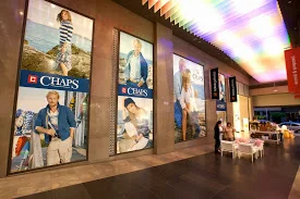Η CHAPS ντύνει τις βιτρίνες των NOTOSGALLERIES 