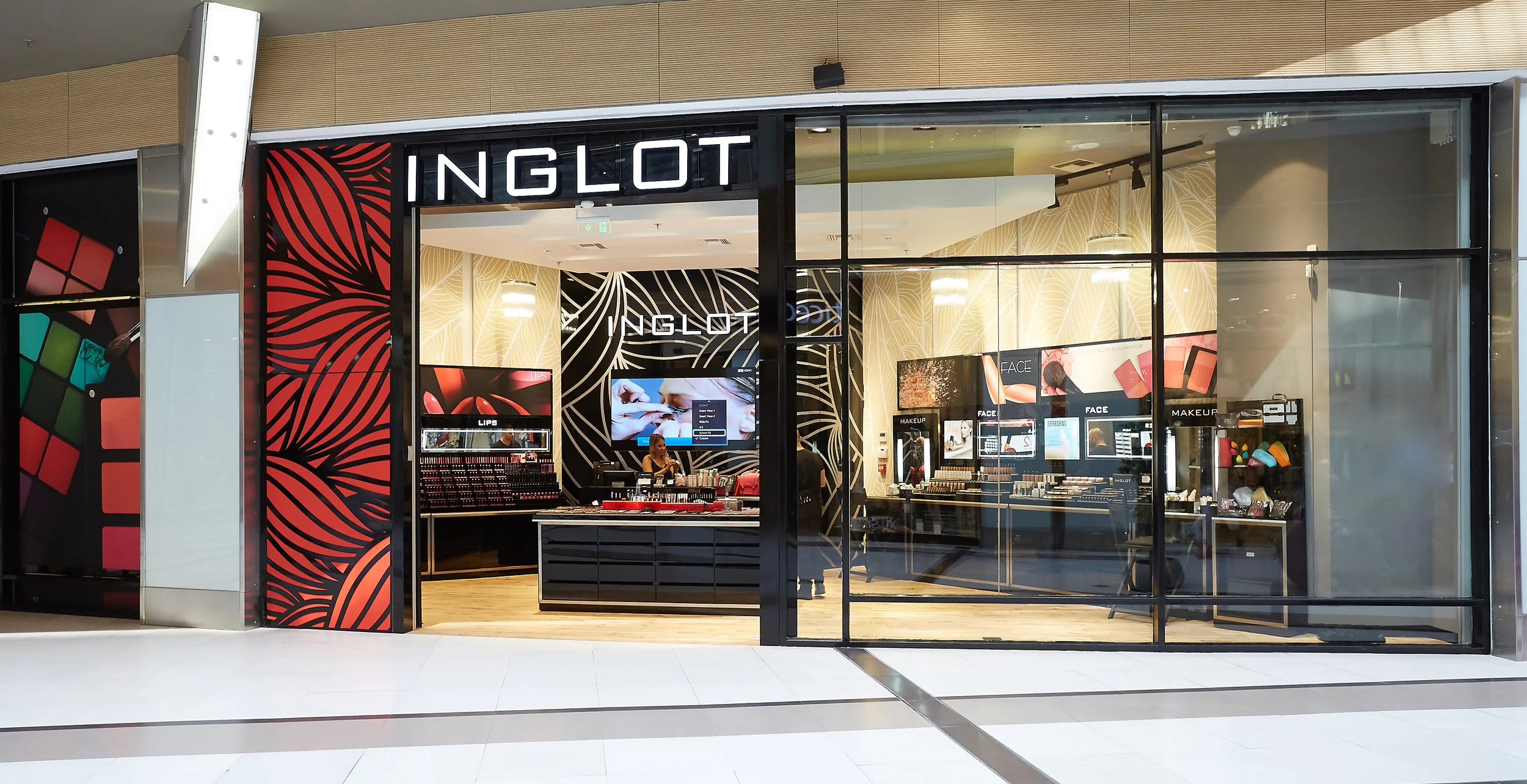 Η INGLOT άνοιξε το νέο flagship store στο The Mall Athens