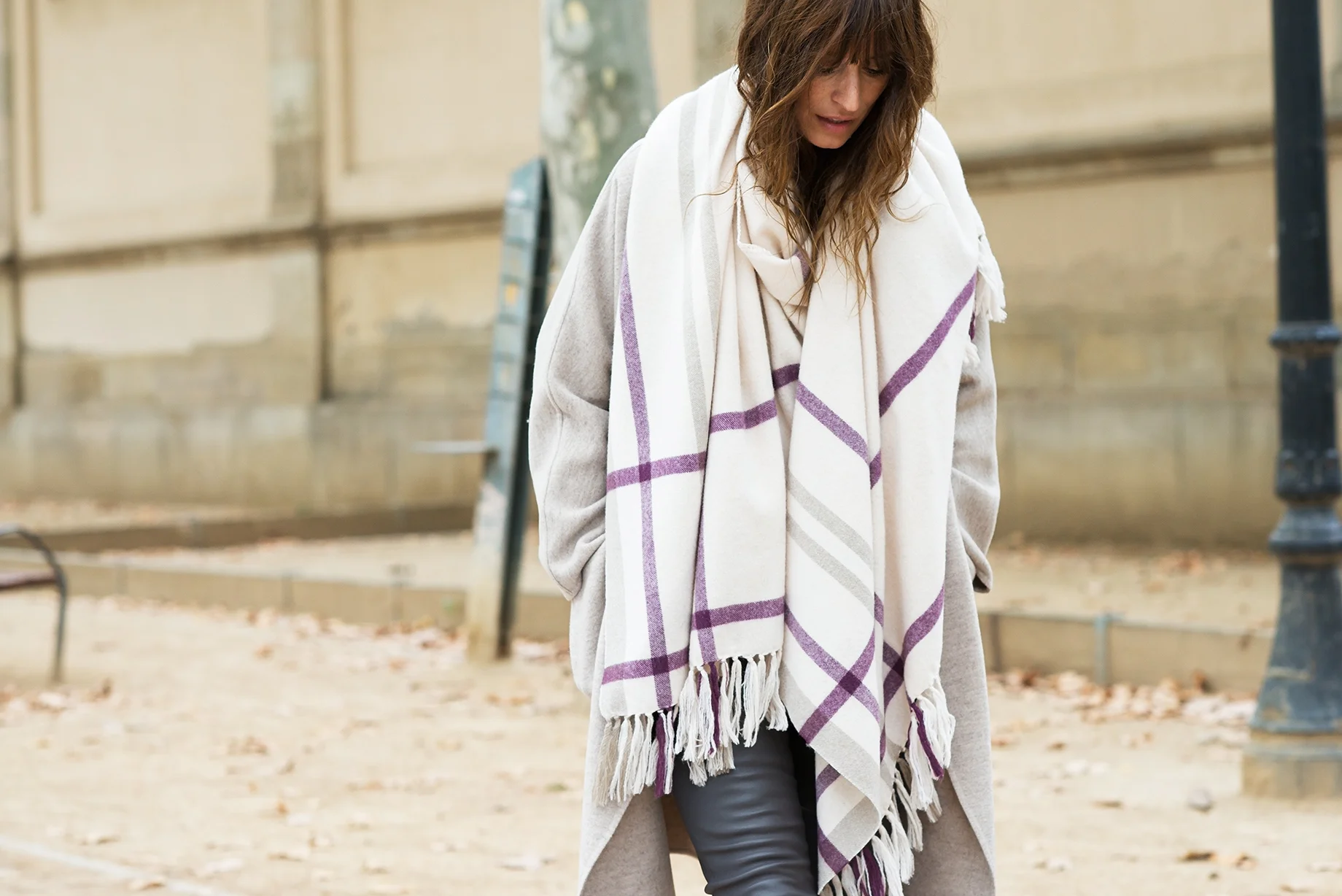 Η Caroline de Maigret παρουσιάζει τη νέα κολεξιόν της Uterqüe, φωτογραφούμενη από το φακό της Carola de Armas 