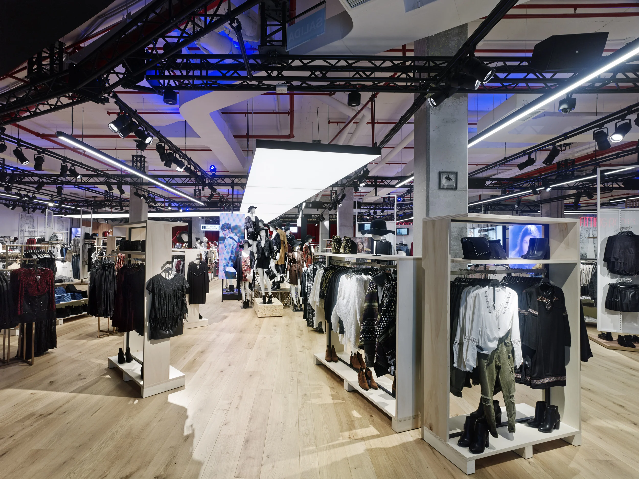 Η BERSHKA παρουσιάζει το Νέο STORE IMAGE  STAGE