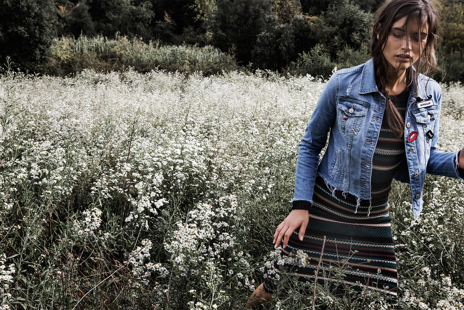  Το νέο LOOKBOOK της STRADIVARIUS: CHLOE IN THE WOODS φέρνει το πιο ανατρεπτικό στυλ!