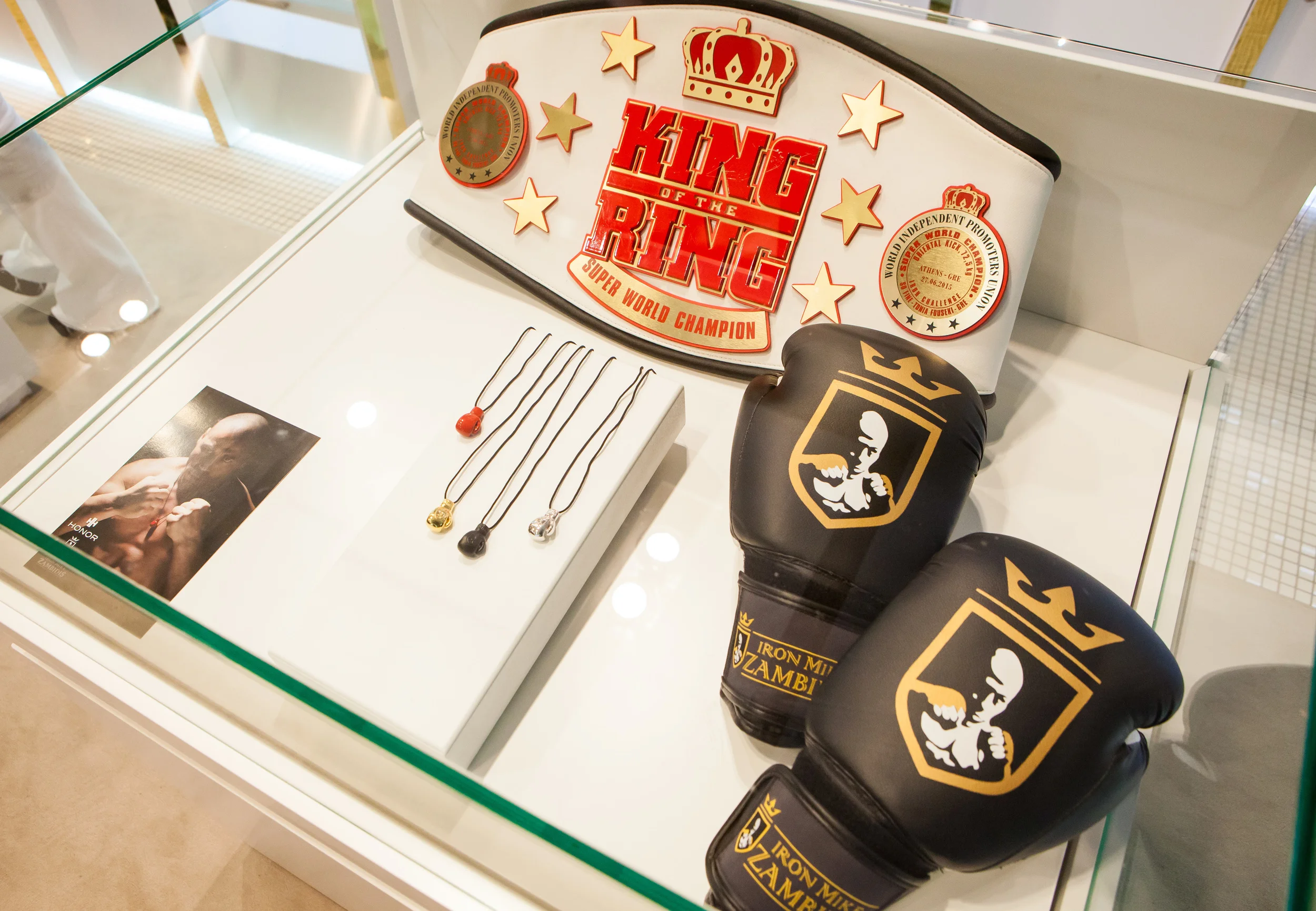 Η συλλεκτική σειρά κοσμημάτων HONOR IRON MIKE ZAMBIDIS από  τον Μιχάλη Ζαμπίδη και την HONOR 