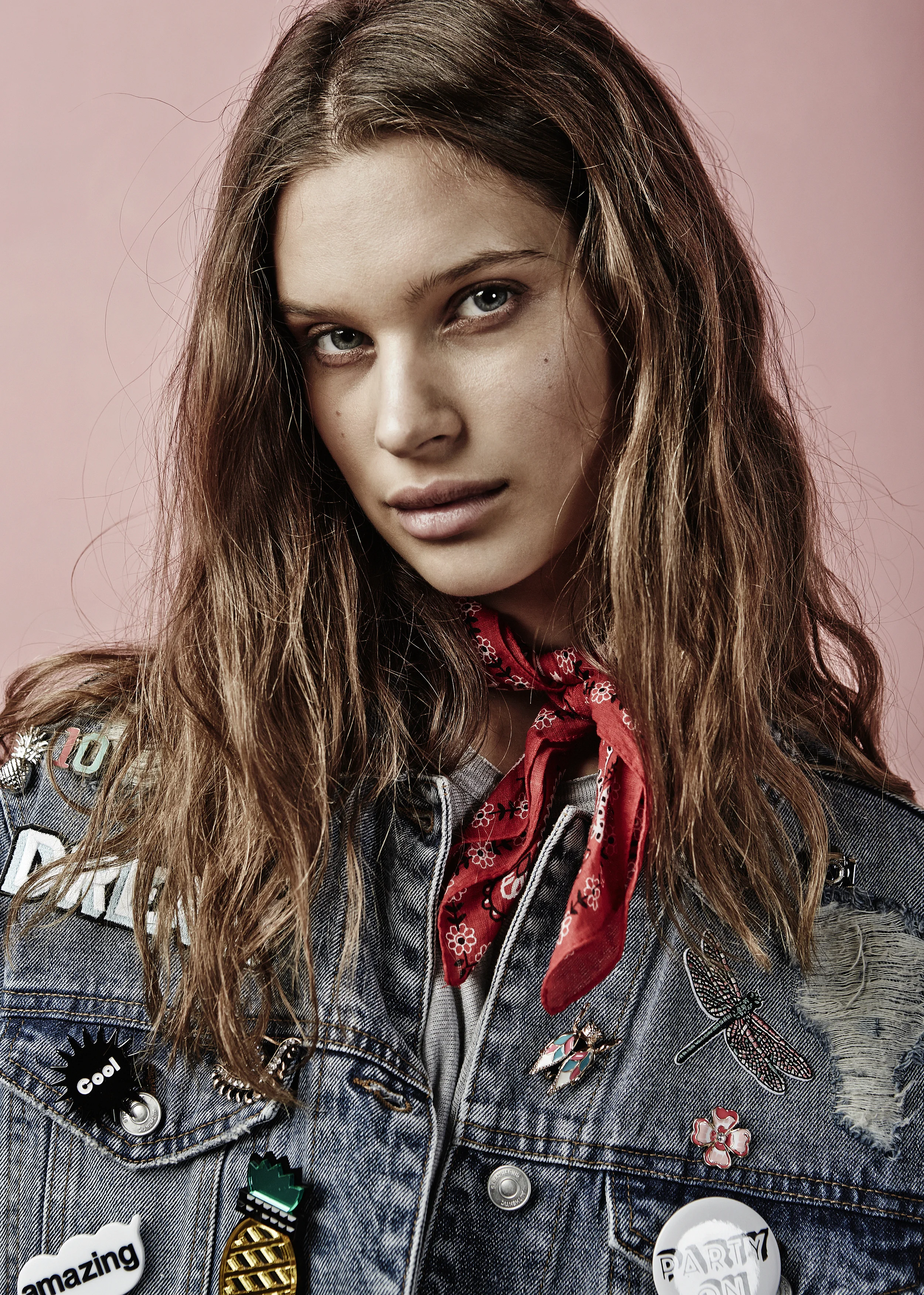 Το denim αναδεικνύει την θηλυκότητα στο lookbook της Stradivarius για τον Φεβρουάριο 