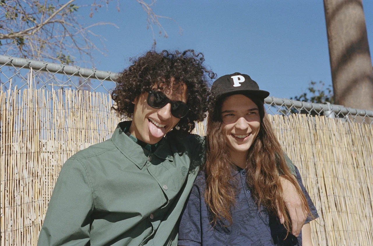 Ζωντανά χρώματα, καμουφλάζ & τυπώματα στην νέα κολεξιόν της PULL&BEAR για εφήβους