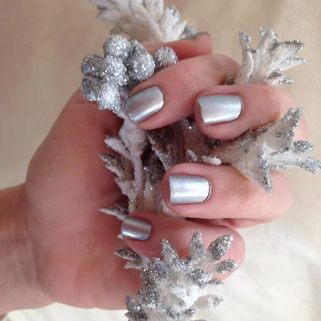 In a #silver #sparkling #mood!🏻️#nails#nailpolish#polish#instanails#style#blogger#vickysstylecom#instastyle#look#lookoftheday#potd#lifestyle#fashion#fashionista#silvernails#mynails