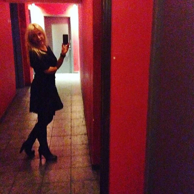 #Mirroring ... in #red #background!💋 #mirror#selfie#look#lookoftheday#ootd#instastyle#potd#style#lifestyle#blogger#vickysstylecom#fashion#fashionista#followme#instadaily#corridor