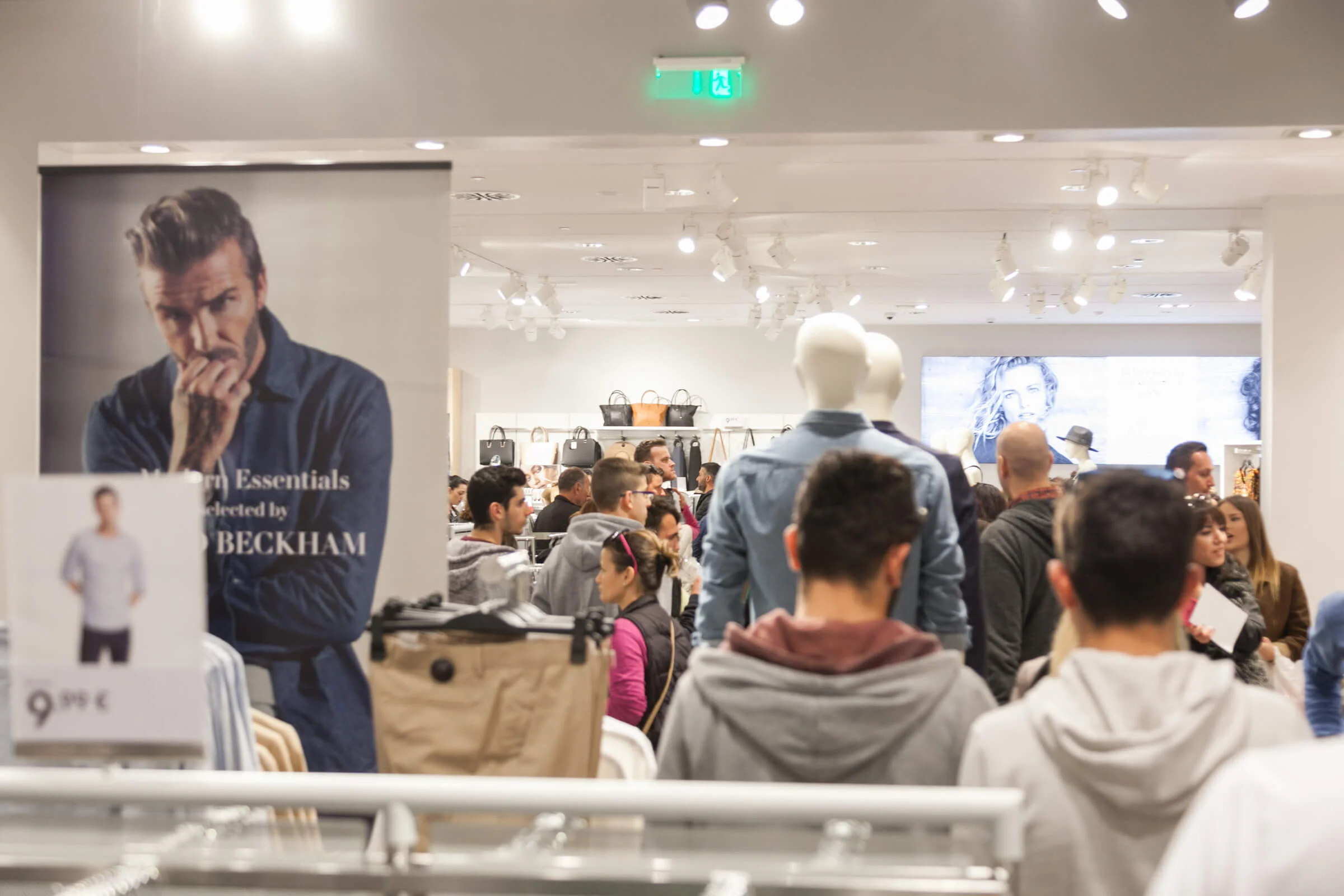 Θερμή υποδοχή για το 1ο κατάστημα της Η&Μ στην Κορινθο!