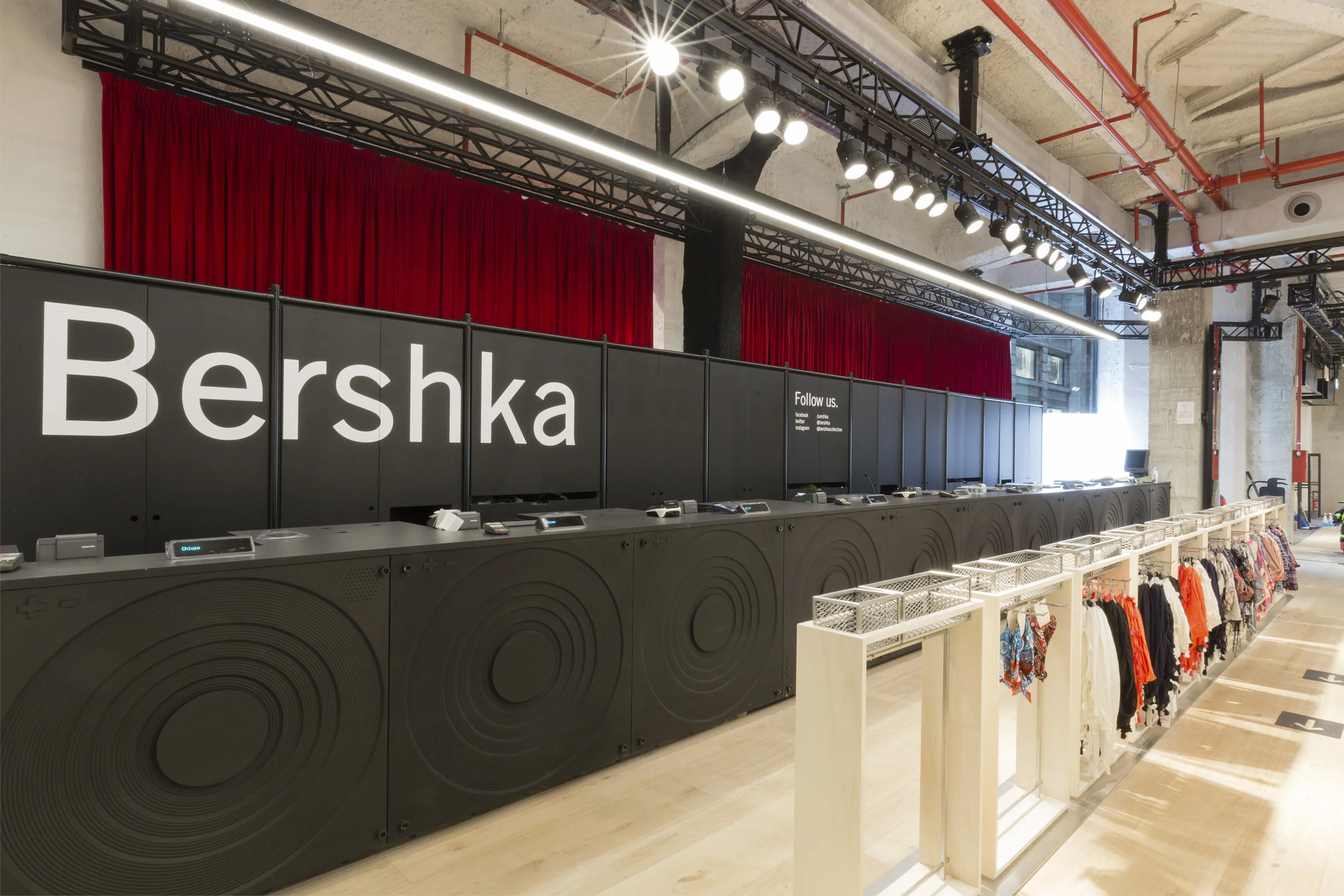Η BERSHKA παρουσιάζει το νέο Store Image  Stage στο Vittorio Emanuele, Μιλάνο
