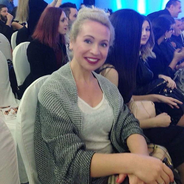 #Watching the #fashion #show..👠💋 #fashionshow#fashionweek#axdw#axdw19#axdweek#style#blogger#vickysstylecom#look#mylook#ootd#fotd#instastyle#fashionista#updo#blonde#instablonde 