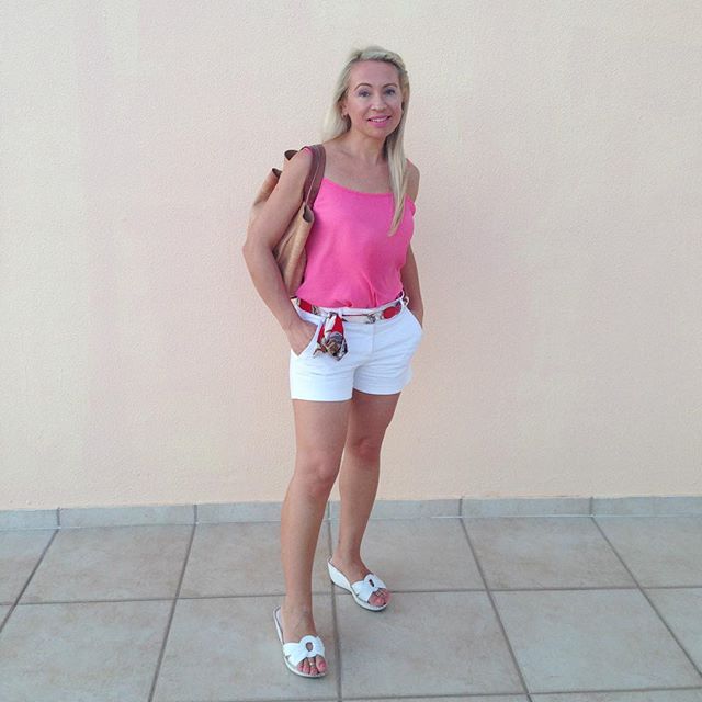 Let's get #pink.. #vickysstylecom#streetstyle#style#look#lookoftheday#ootd#styleblogger#pinkandwhite#whiteshorts#braids#hairstyle#instastyle#lookbook#summer#evenings