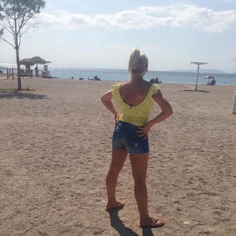 #Sea #view☀️ open #back #top #lace💛 #openback#seaview#glyfada#beach#sandy#sea#denim#shorts#blue#sky#styleblogger#vickysstylecom