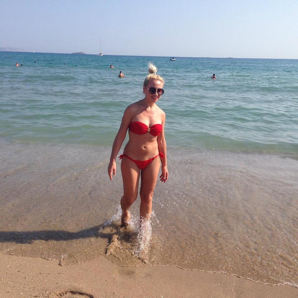 #Beachlife ☀️✌🏻️ #beachday#summer#summerstillhere#sea#sun#sand#bikini#strapless##eyeshadow#style#styleblogger#vickysstylecom#fashion