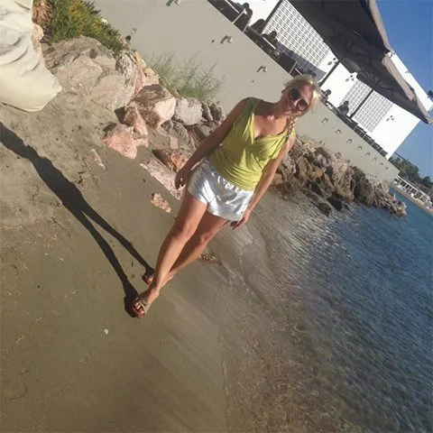 #Metallic #silver is #hot this #fall | #winter16 ✌🏻️ #Walking by the #beach ..👣 steps#myshadow#mylook#silver#shorts#ootd#styleblogger#vickysstylecom