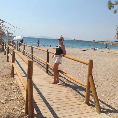 A #walk by the #beach is always a #great idea!✌🏻️#beachwalk#beachłife#blue#sea#positive#mood#lifestyle#style#fashion#blogger#vickysstylecom#silve