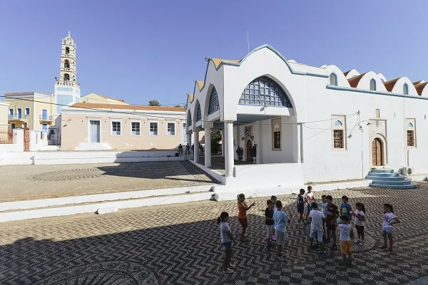 H AtoZGreek & τα πολυκαταστήματα attica στηρίζουν τα σχολεία του Καστελόριζου 