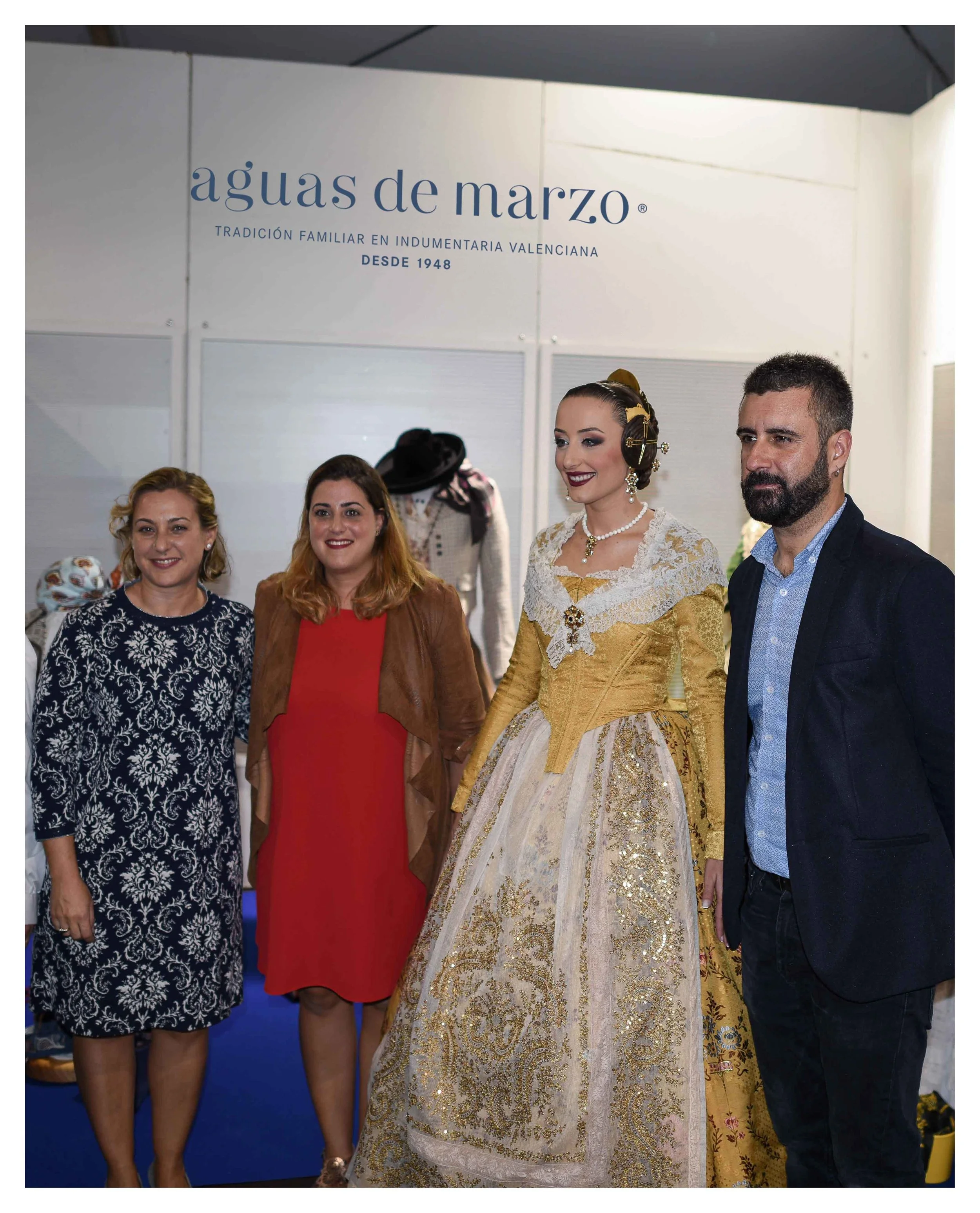 En la imagen, la Fallera Mayor de Valencia 2018, señorita María del Rocío Gil Uncio, y D. Pere Fuset junto a María Fátima Aguas de Aguas de Marzo indumentaria.