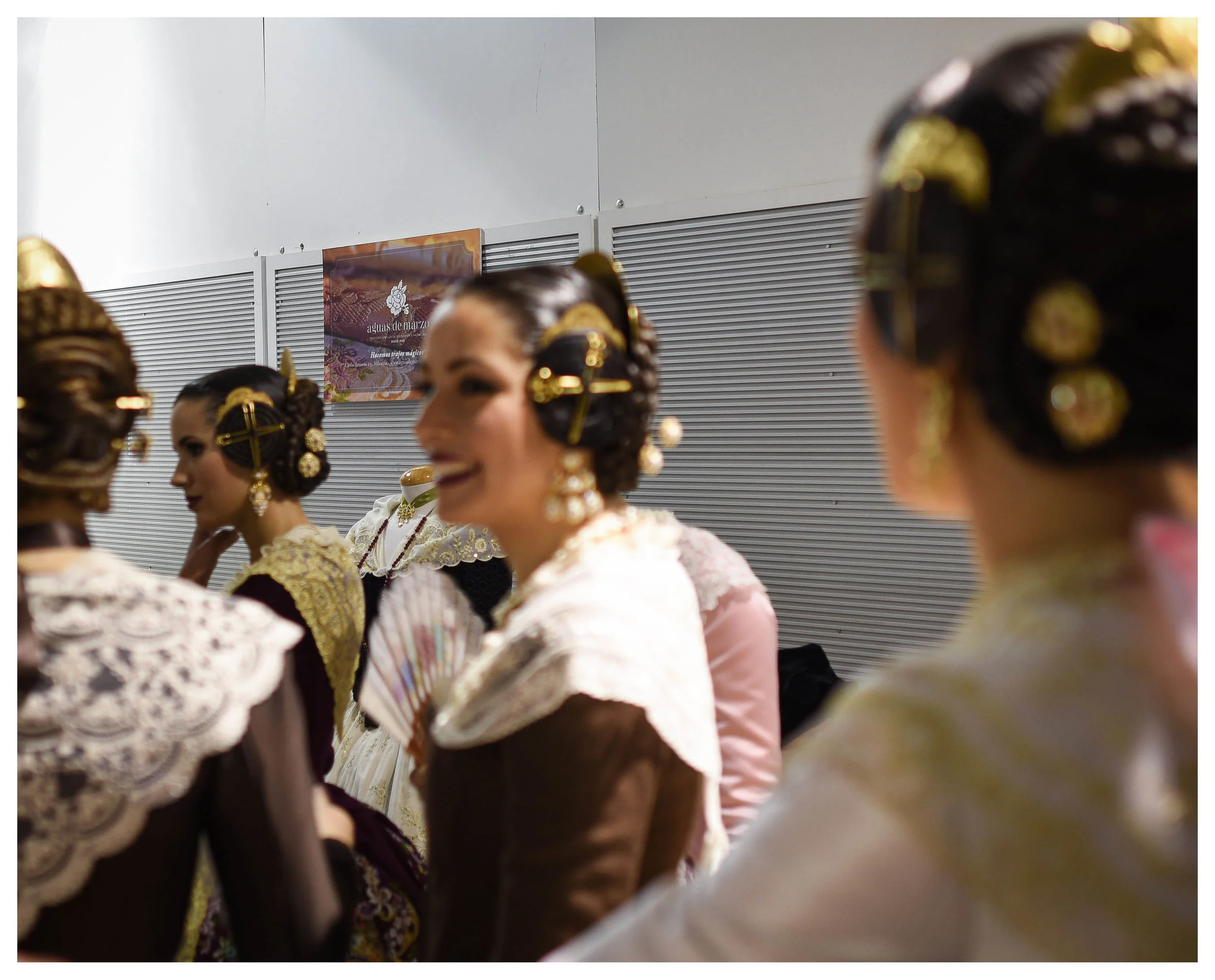 En la imagen, la Corte de Honor de la Fallera Mayor de Valencia 2018 en el stand de Aguas de Marzo indumentaria.