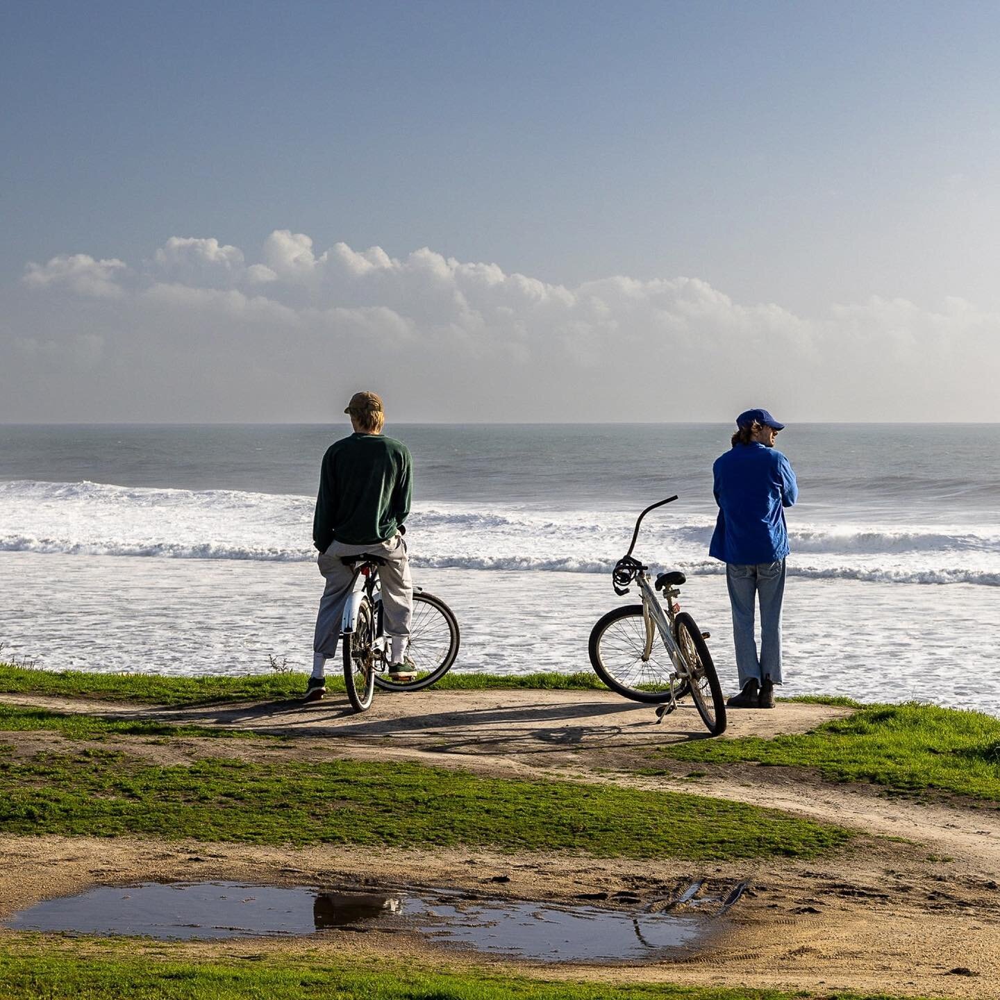 Big Thursday Photo Walk. Lots of surfers looking but no one venturing yet. 
.
.
.
.
#seesb #santabara #gogoleta #visitsantabarbara #canonphotography #surf #devereaux #coaloilpoint