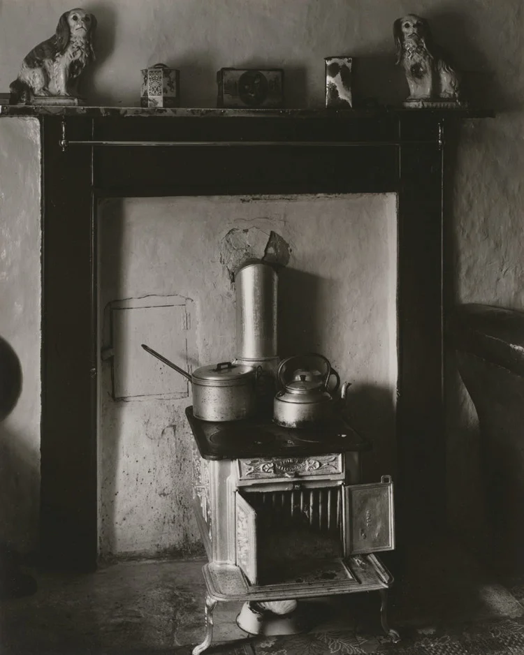 Kitchen, Loch Eynort, South Uist, Hebrides, 1954. Tirage gélatino-argentique, Philadelphia Museum of Art, Philadelphie. The Paul Strand Collection, don de Lynne y Harold Honickman, 2015-2-55 © Aperture Foundation Inc., Paul Strand Archive